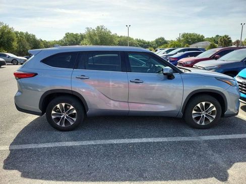 Used 2021 Toyota Highlander XLE FWD image 3