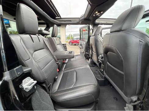 Used 2023 Jeep Wrangler Unlimited Sahara w/ Cold Weather Group AWD/4WD image 7