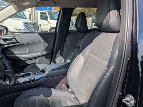 Used 2025 Mitsubishi Outlander SE image 23