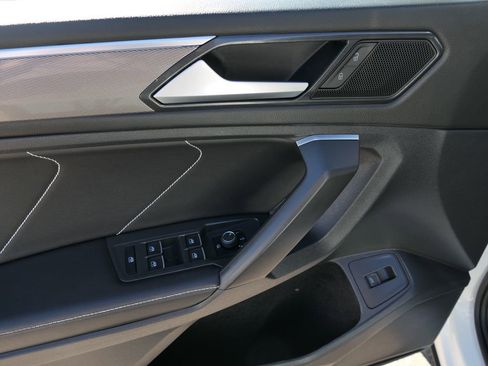 Used 2022 Volkswagen Tiguan SE R-Line image 12