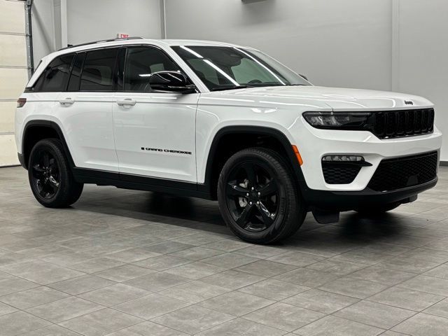 Used 2024 Jeep Grand Cherokee Limited w/ Black Appearance Package AWD/4WD image 1