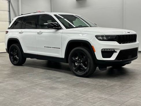 Used 2024 Jeep Grand Cherokee Limited w/ Black Appearance Package AWD/4WD image 1