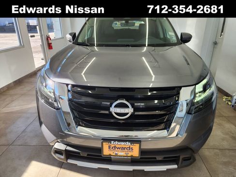 Used 2025 Nissan Pathfinder SL w/ SL Premium Package image 4