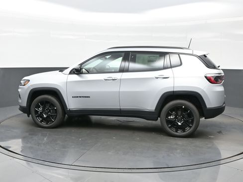 New 2026 Jeep Compass Latitude AWD/4WD image 3