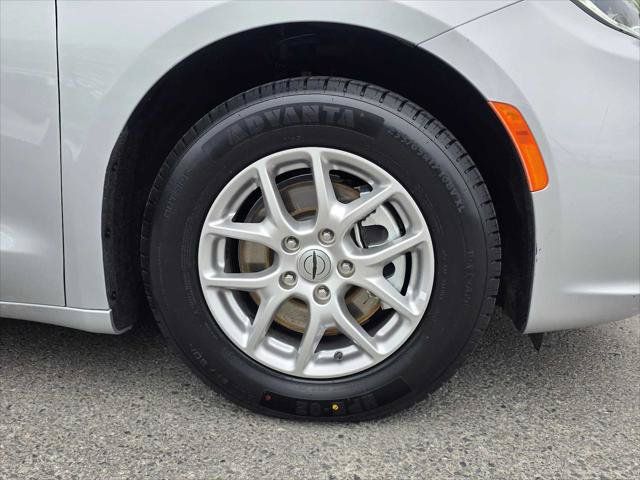 Used 2024 Chrysler Pacifica Touring-L FWD image 9