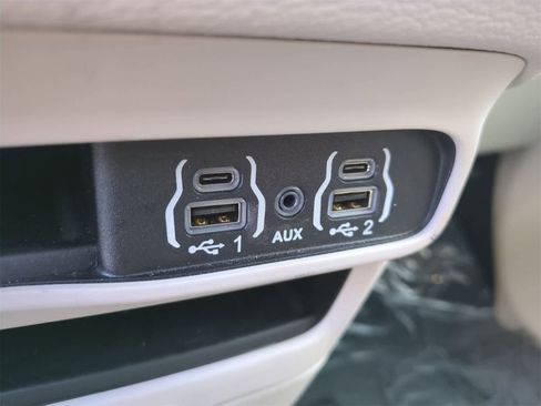 Used 2023 Chrysler Pacifica Touring-L image 31