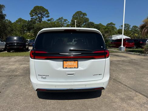Certified 2024 Chrysler Pacifica Limited FWD image 4