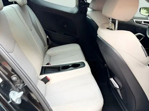 Used 2013 Hyundai Veloster w/ Style Pkg image 18