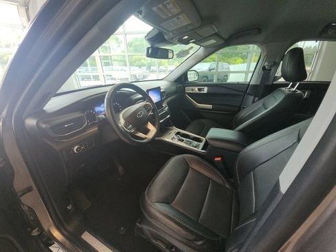 Used 2021 Ford Explorer Limited w/ Equipment Group 301A AWD/4WD image 28