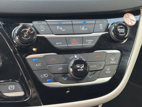 Used 2023 Chrysler Pacifica Touring-L FWD image 30