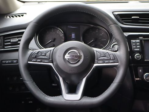 Used 2017 Nissan Rogue SV w/ SV Premium Package AWD/4WD image 18