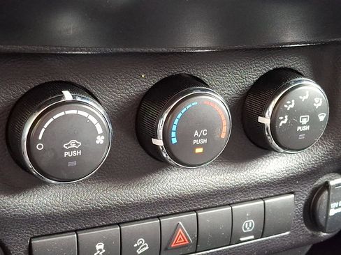 Used 2018 Jeep Wrangler Sahara w/ Connectivity Group AWD/4WD image 15