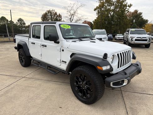 Used 2023 Jeep Gladiator Sport image 12