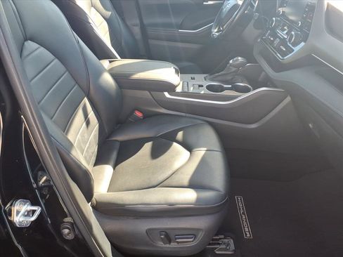 Used 2021 Toyota Highlander XLE image 19