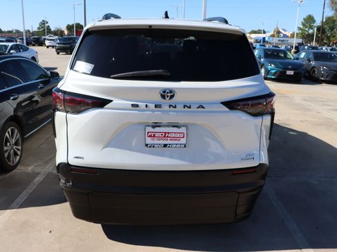 Used 2024 Toyota Sienna XLE image 9