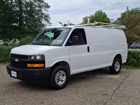 Used 2022 Chevrolet Express 2500 w/ Driver Convenience Package RWD image 3