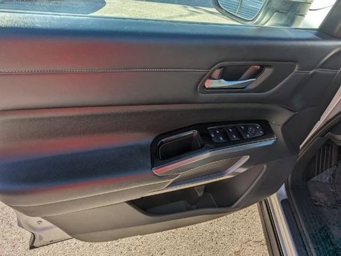 Used 2023 Nissan Pathfinder SL AWD/4WD image 12