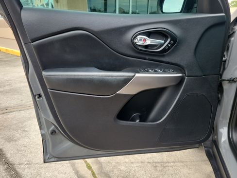 Used 2021 Jeep Cherokee Limited FWD image 16