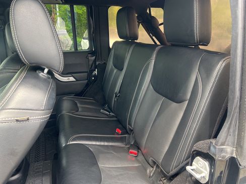 Used 2015 Jeep Wrangler Unlimited Sahara w/ Connectivity Group AWD/4WD image 16