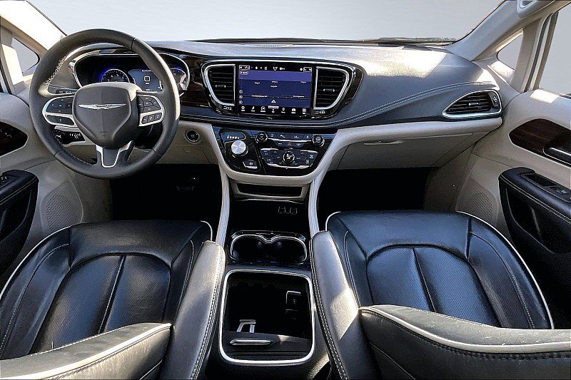 Used 2024 Chrysler Pacifica Limited FWD image 17