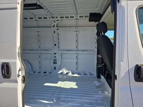 Used 2025 RAM ProMaster 2500 w/ Convenience Group image 8