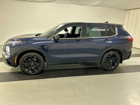 Used 2023 Mitsubishi Outlander SE Black Edition image 6