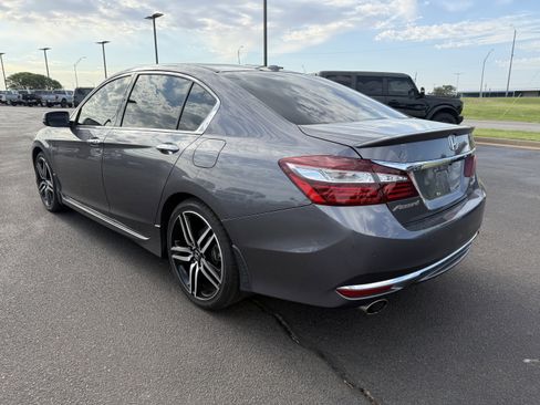 Used 2017 Honda Accord Touring image 4