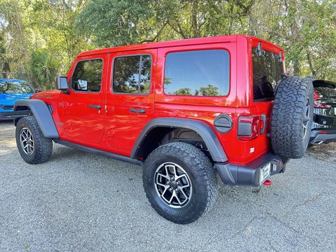 Used 2025 Jeep Wrangler Unlimited Rubicon w/ Convenience Group AWD/4WD image 6