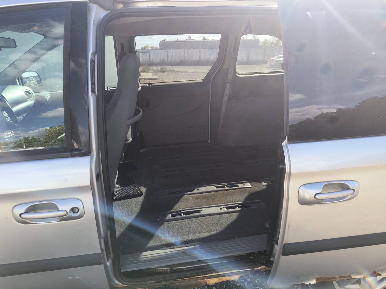 Used 2005 Dodge Caravan SXT FWD image 21