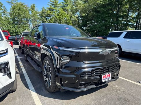 Used 2024 Chevrolet Silverado EV RST AWD/4WD image 2