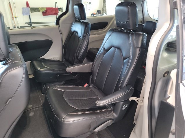 Used 2024 Chrysler Pacifica Touring-L FWD image 10