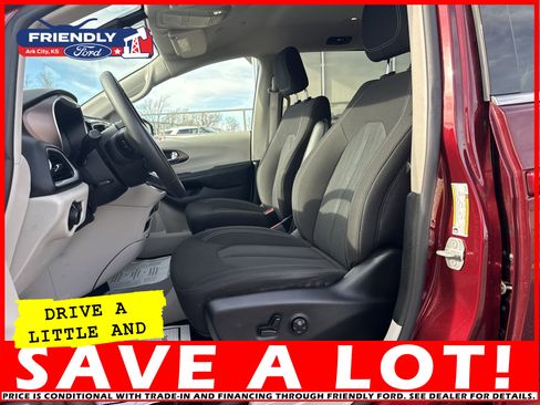 Used 2023 Chrysler Voyager LX image 13