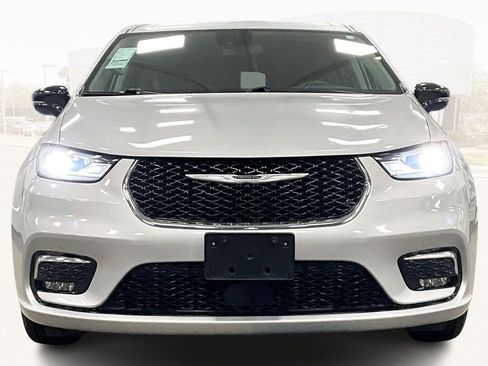 Used 2024 Chrysler Pacifica Touring-L image 2