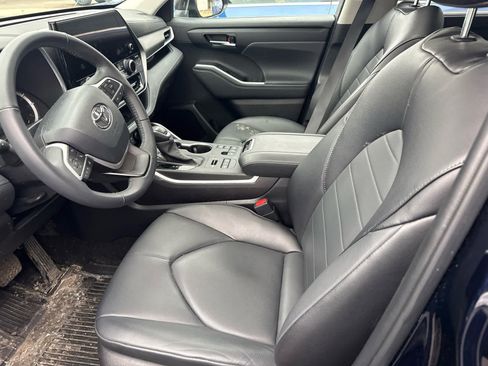 Used 2024 Toyota Highlander XLE AWD/4WD image 7