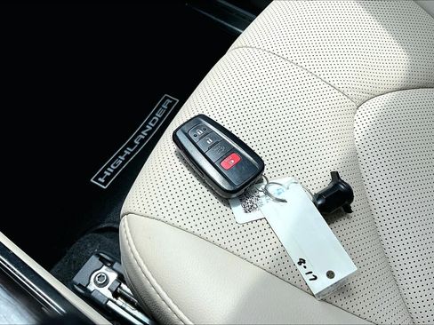 Used 2021 Toyota Highlander Platinum FWD image 15