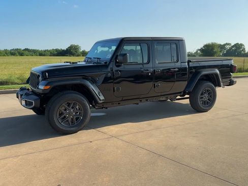 New 2024 Jeep Gladiator Sport image 4