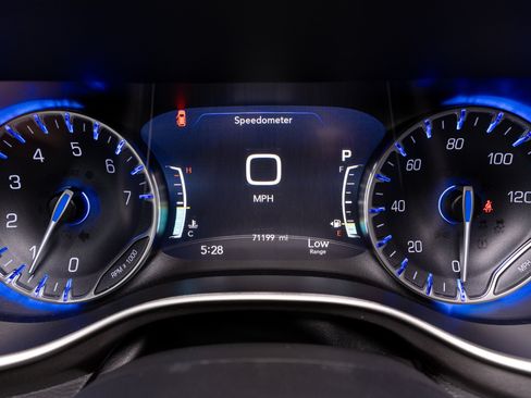 Used 2023 Chrysler Pacifica Touring-L FWD image 23
