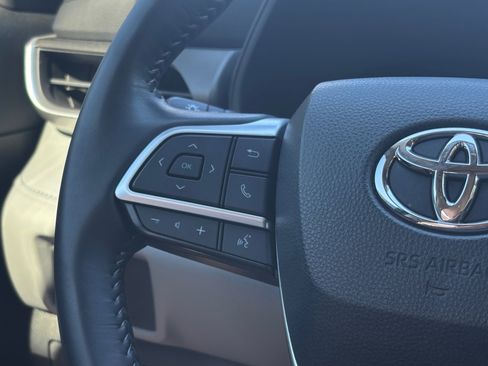 Used 2023 Toyota Highlander LE image 11