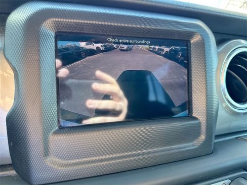 Used 2018 Jeep Wrangler Unlimited Sahara image 14