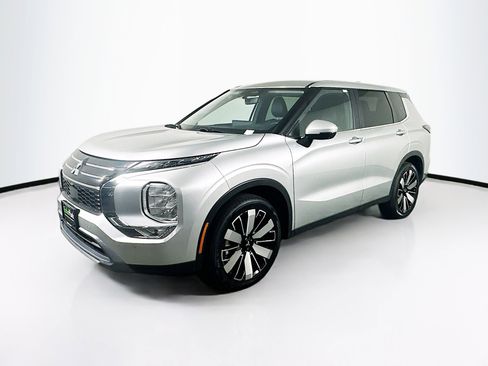 Used 2025 Mitsubishi Outlander SE image 3