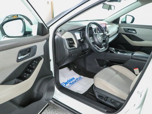 Used 2023 Nissan Rogue SV FWD image 3
