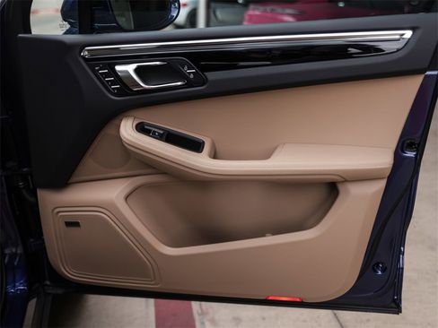 Used 2025 Porsche Macan image 36