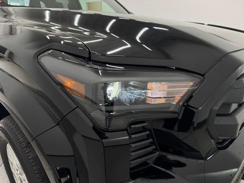 Used 2025 Toyota Tacoma SR5 AWD/4WD image 31