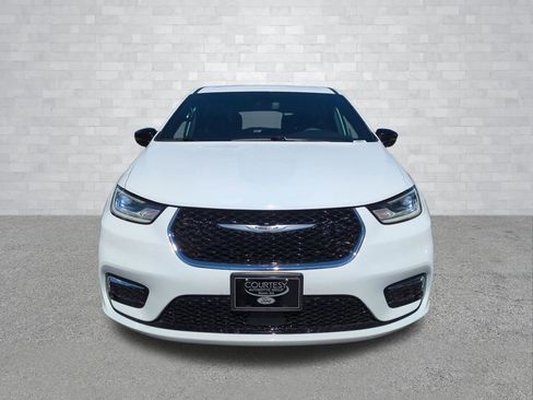 Used 2025 Chrysler Pacifica Select image 11