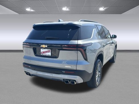 Used 2024 Chevrolet Traverse LT w/ Trailering Package FWD image 3