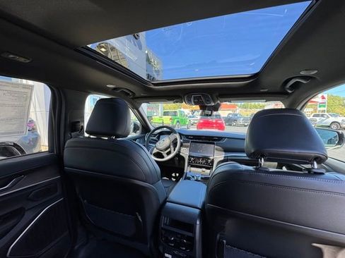 New 2025 Jeep Grand Cherokee Limited image 17