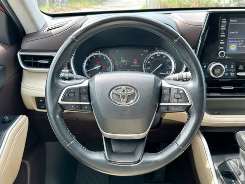 Used 2022 Toyota Highlander XLE FWD image 18