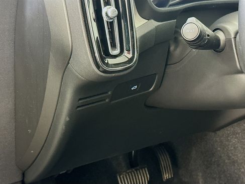 Used 2025 Volvo XC40 B5 Plus image 17