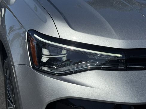 Used 2025 Volkswagen Taos SE image 3