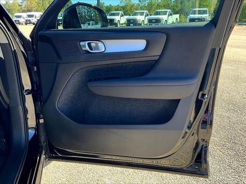 Used 2022 Volvo XC40 T5 Momentum image 58